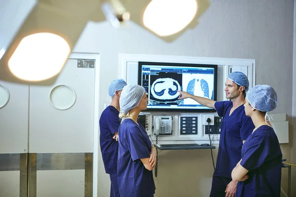Наша Проблема Команда Хирургов Обсуждает Пациентами Медицинские Снимки — стоковое фото