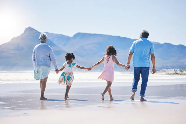 Πίσω Κρατώντας Χέρια Και Τους Παππούδες Στην Παραλία Παιδιά Για — Φωτογραφία Αρχείου