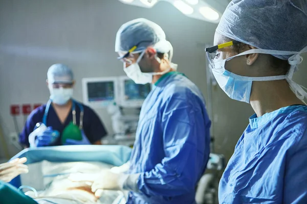 Onlar Hayat Kurtaran Bir Takım Ameliyathanede Cerrahlar — Stok fotoğraf