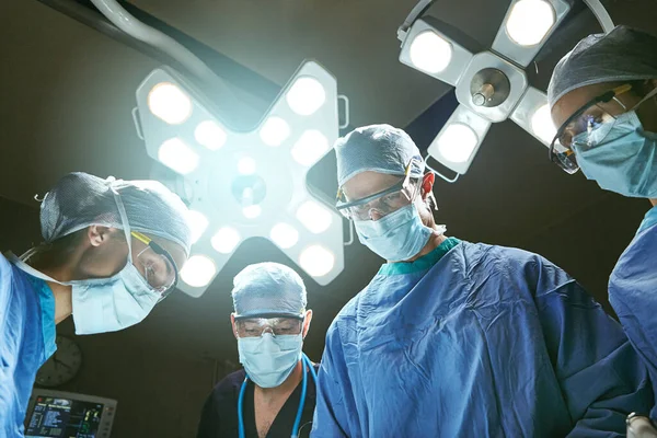Gespecialiseerd Succesvolle Operaties Low Angle Shot Van Chirurgen Een Operatiekamer — Stockfoto