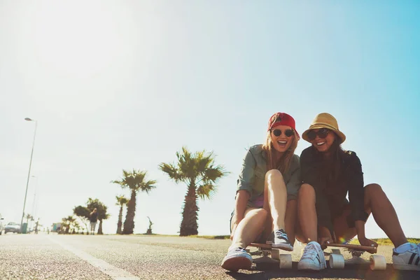 Passeio Frio Dois Amigos Calçadão Com Skate — Fotografia de Stock