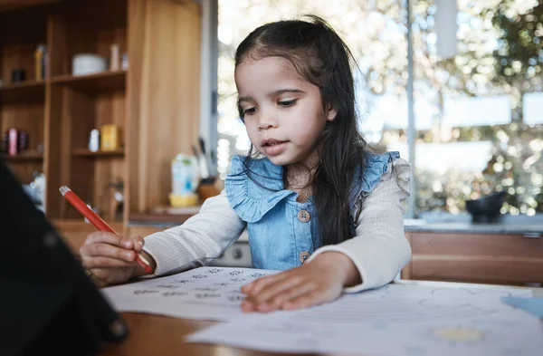 教育和女孩在厨房桌上写作 以便做作业 画画和在家里上学 学生和为儿童发展提供素描 艺术和教学用纸的儿童 — 图库照片