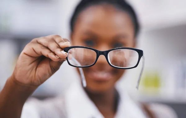 Görüş Göz Bakımı Gözlüklü Eli Olan Bir Kadın Göz Muayenesi — Stok fotoğraf