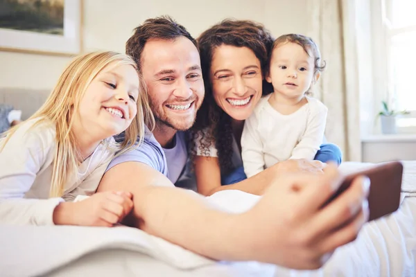 Família Selfie Sorriso Quarto Casa Com Crianças Pais Juntos Cama — Fotografia de Stock