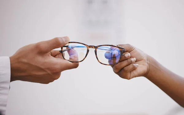 Gözlükler Optometri Bir Optometri Uzmanının Elleri Karar Verme Satın Alma — Stok fotoğraf