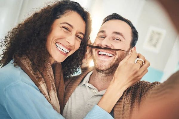Couple Maison Selfie Avec Câlin Portrait Médias Sociaux Pour Mème — Photo
