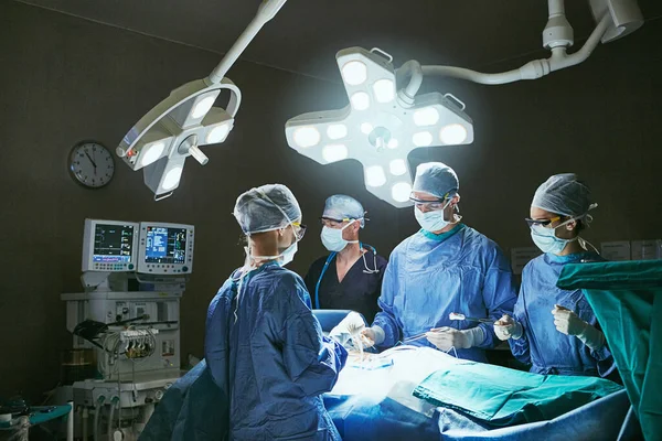 Hayat Kurtarmada Çok Iyiler Ameliyathanede Cerrahlar — Stok fotoğraf