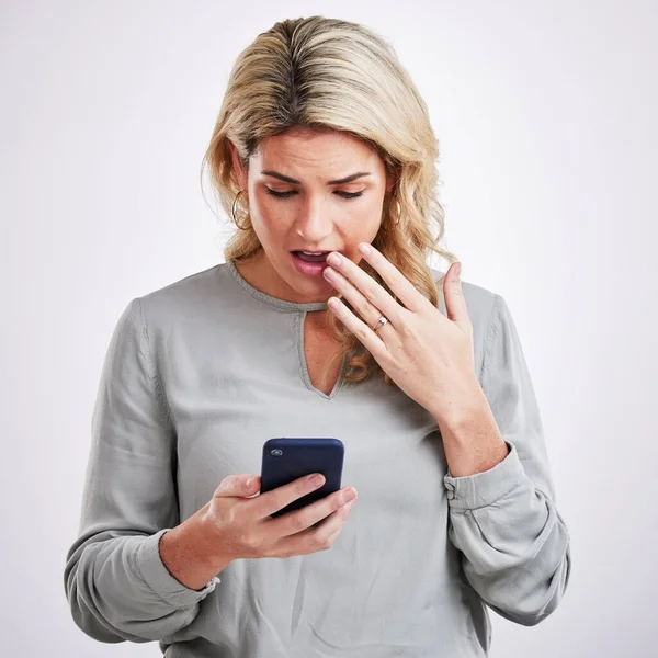 Vrouw Wow Telefoon Met Roddels Verrassing Geïsoleerd Een Witte Achtergrond — Stockfoto