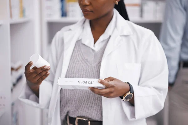 Крупним Планом Аптека Або Чорна Жінка Медициною Читання Етикеток Або — стокове фото