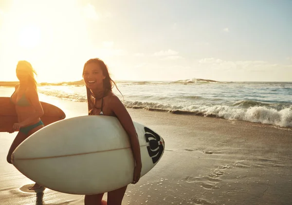 太陽を愛してる ビーチでサーフィンをする二人の友人の肖像画 — ストック写真