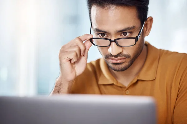 眼镜和男人与重点 在线阅读和检查网站上的信息 男性雇员 顾问和配戴眼镜 眼光清晰 思维清晰的工作者 用于新项目和研究 — 图库照片