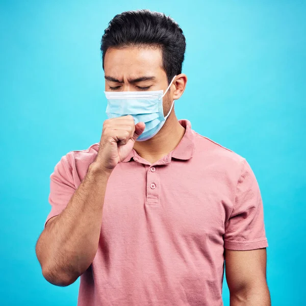 科维德咳嗽 生病和一个男人感冒隔离蓝色背景在工作室 医疗保健 病毒和一名亚洲人在流感大流行期间带着口罩咳嗽 以预防流感 感染和疾病 — 图库照片