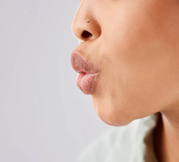 Pout Χείλη Και Γυναίκα Πρόσωπο Σφύριγμα Στόμα Της Φιλί Κραγιόν — Φωτογραφία Αρχείου