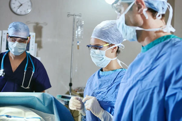 Met Precisie Werk Chirurgen Een Operatiekamer — Stockfoto