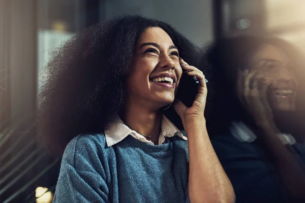 Mutlu Kadın Gece Telefon Görüşmesi Gülüşmeler Komik Şakalar Konuşmalar Ofiste — Stok fotoğraf
