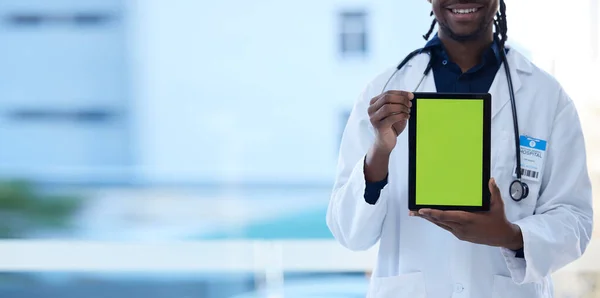 Doutor Homem Feliz Mãos Com Tela Verde Tablet Telessaúde Saúde — Fotografia de Stock
