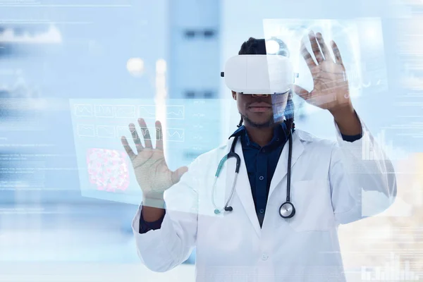 Médico Realidade Virtual Homem Holograma Medicina Varredura Raios Transformação Digital — Fotografia de Stock