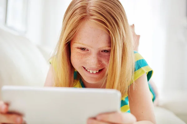 Modern Technológia Ösztönzi Önálló Tanulást Egy Kislány Digitális Tabletet Használ — Stock Fotó
