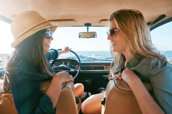 Veces Solo Tienes Que Conducir Dos Amigos Viaje Por Carretera — Foto de Stock