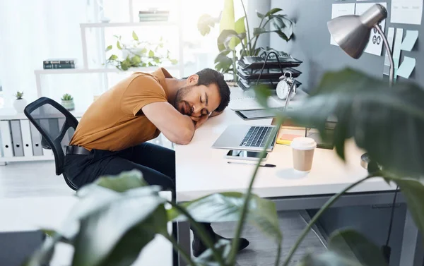 Homem Negócios Dormindo Cansado Mesa Escritório Com Burnout Exausto Sobrecarregado — Fotografia de Stock