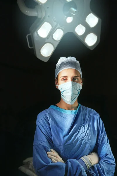 Вона Знає Роблять Шлюзи Обрізаний Портрет Жінки Лікаря Темному Тлі — стокове фото