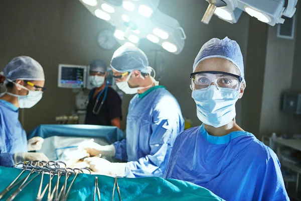 Hayat Kurtarmak Onların Mesleği Ameliyathanede Cerrahlar — Stok fotoğraf