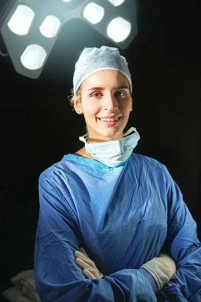 良い知らせがある 暗い背景を持つ女性医師の作物の肖像画 — ストック写真
