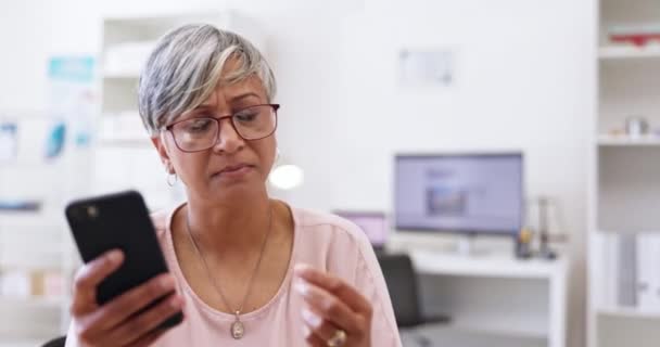 彼女のオフィスの女性との医療 タブレットや電話の研究 彼女の薬に関する情報を読んでください 慢性治療のためのオンライン検索を行う高齢者と医療 — ストック動画