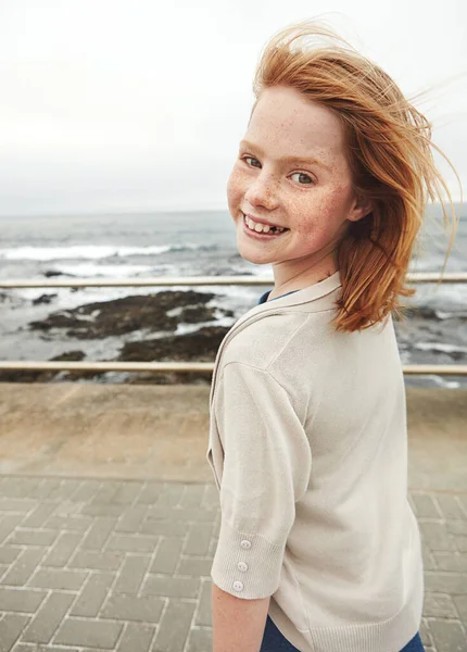 Ini Tempat Favoritku Potret Seorang Gadis Muda Tepi Pantai — Stok Foto