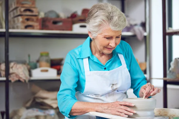 Fazer Que Ela Ama Uma Mulher Sênior Fazendo Pote Cerâmica — Fotografia de Stock