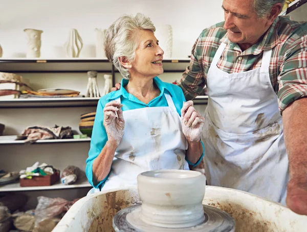Ich Miłość Gliny Zbliżyła Ich Siebie Para Seniorów Tworzących Ceramiczny — Zdjęcie stockowe