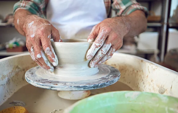 Artesãos Têm Coração Nas Mãos Homem Fazendo Pote Cerâmica Uma — Fotografia de Stock
