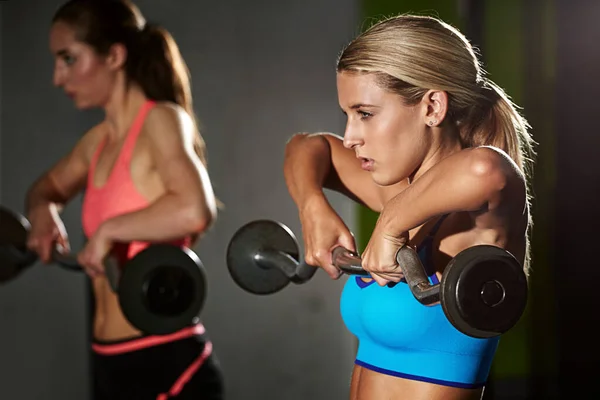 Heb Het Onder Controle Twee Jonge Vrouwen Trainen Met Gewichten — Stockfoto