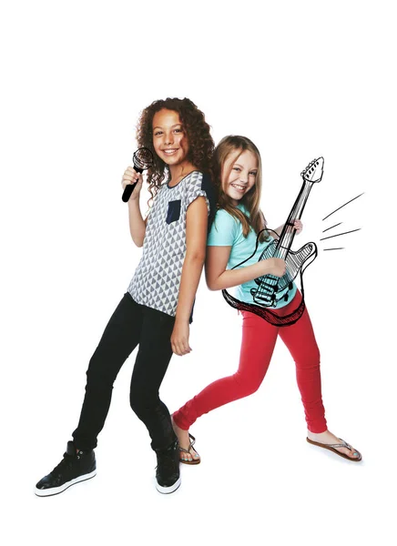 Любые Просьбы Зрителей Студийный Снимок Двух Девушек Поющих Играющих Воображаемых — стоковое фото