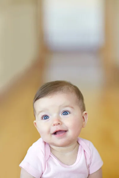 她太可爱了 一个可爱的女婴坐在客厅地板上的画像 — 图库照片