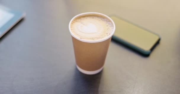 Καφές Latte Art Και Takeaway Ένα Φλιτζάνι Καφεΐνη Μιας Χρήσης — Αρχείο Βίντεο