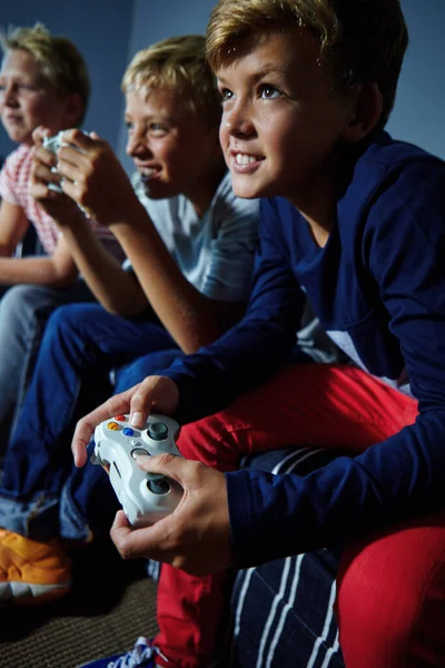 Tutto Divertimento Gioco Giovani Ragazzi Che Giocano Videogiochi — Foto Stock