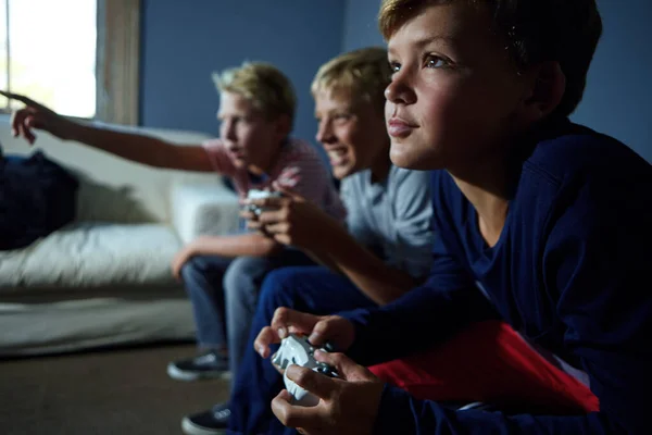 Бачив Зробив Молоді Хлопчики Грають Відеоігри — стокове фото