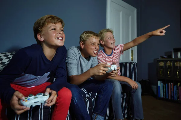Πρέπει Πιάσεις Αυτό Εκεί Νεαρά Αγόρια Που Παίζουν Βιντεοπαιχνίδια — Φωτογραφία Αρχείου