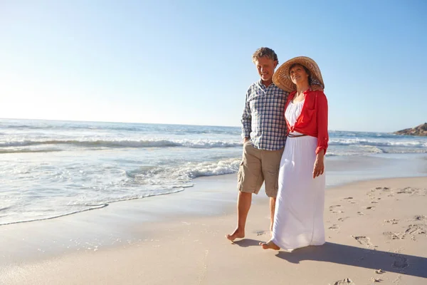 散歩のためのその豪華な一日 成熟した夫婦は午後遅くにビーチを散歩し — ストック写真