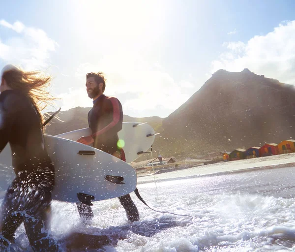 Opgetogen Door Oceaan Een Atletisch Jong Koppel Surfen Hun Favoriete — Stockfoto