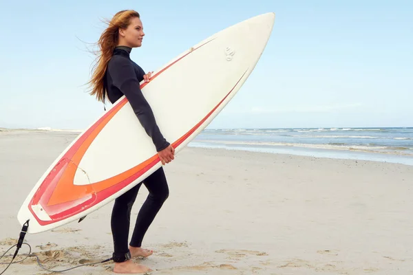 Dalgalara Çarpmaya Hazır Sörf Tahtasıyla Sahilde Duran Bir Kadın Sörfçü — Stok fotoğraf