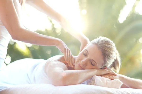 Stress Sta Sciogliendo Una Donna Matura Attraente Che Gode Massaggio — Foto Stock