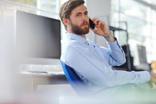 Bir Dinleyicidir Ofiste Telefonla Konuşan Yakışıklı Bir Tasarımcı — Stok fotoğraf