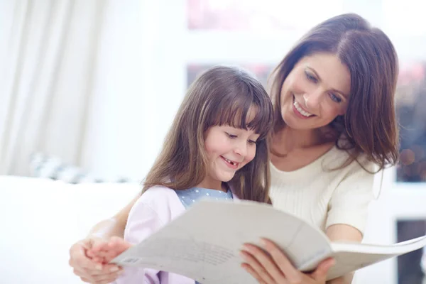 Prensesler Hakkında Okumayı Sever Anne Kızı Birlikte Kitap Okuyorlar — Stok fotoğraf