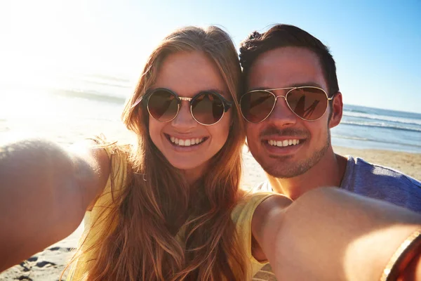 Sorridi Una Giovane Coppia Affettuosa Che Selfie Spiaggia — Foto Stock