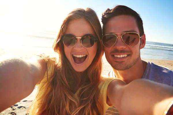 Säg Ost Ett Kärleksfullt Ungt Par Som Tar Selfie Stranden — Stockfoto