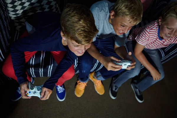 Gokken Laat Nacht Jonge Jongens Spelen Videospelletjes — Stockfoto