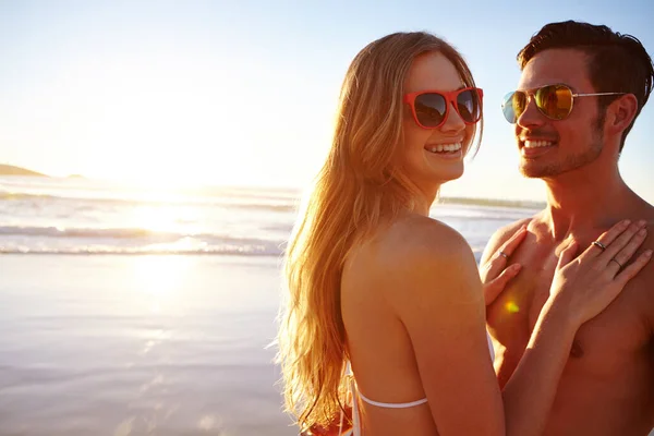 完璧なビーチの休暇 若いカップルがビーチでロマンチックな瞬間を楽しんでいます — ストック写真