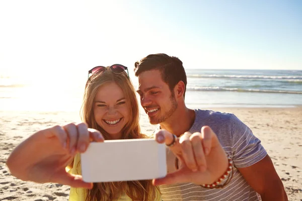 Selfies Sunlight Affectionate Young Couple Taking Selfie Beach — Stock Photo, Image